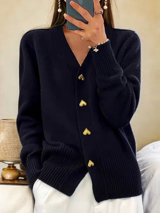 Baukje Strickjacke mit verspielten Herzknöpfen Foto 1