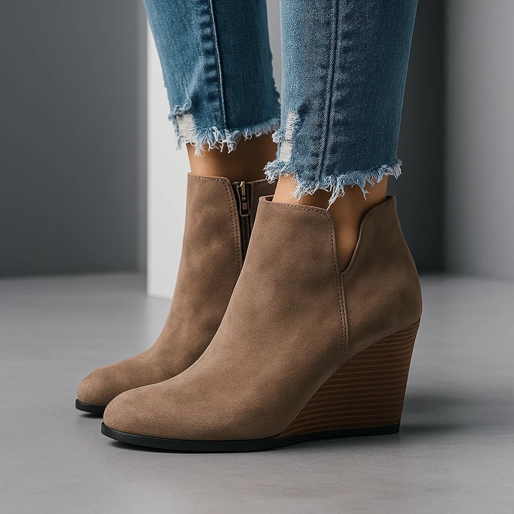 Damen Herbst-Stiefeletten aus Wildleder mit Keilabsatz in Braun