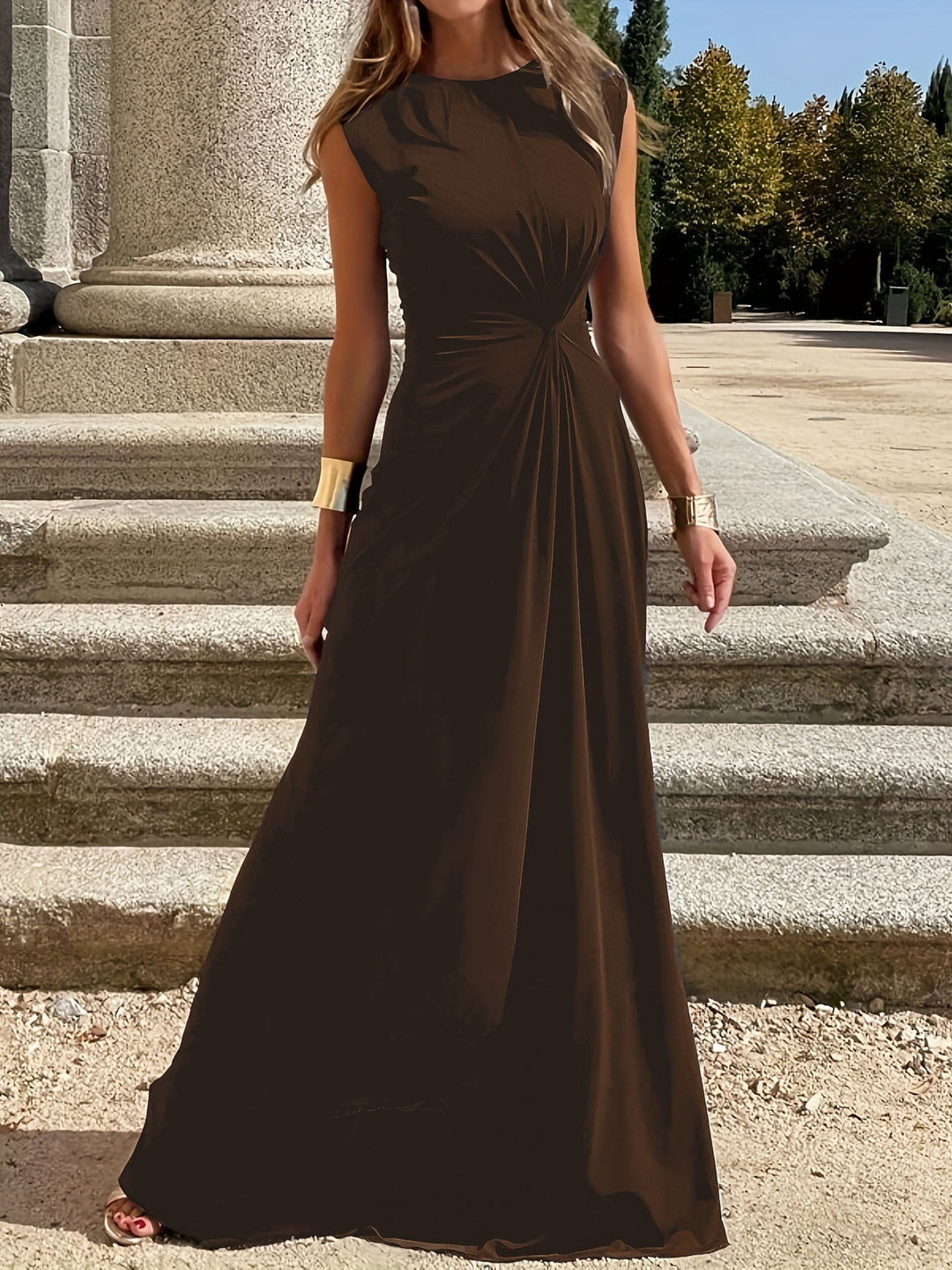 Liss Schlichtes Abendkleid mit hohem Ausschnitt und Raffung Foto 7