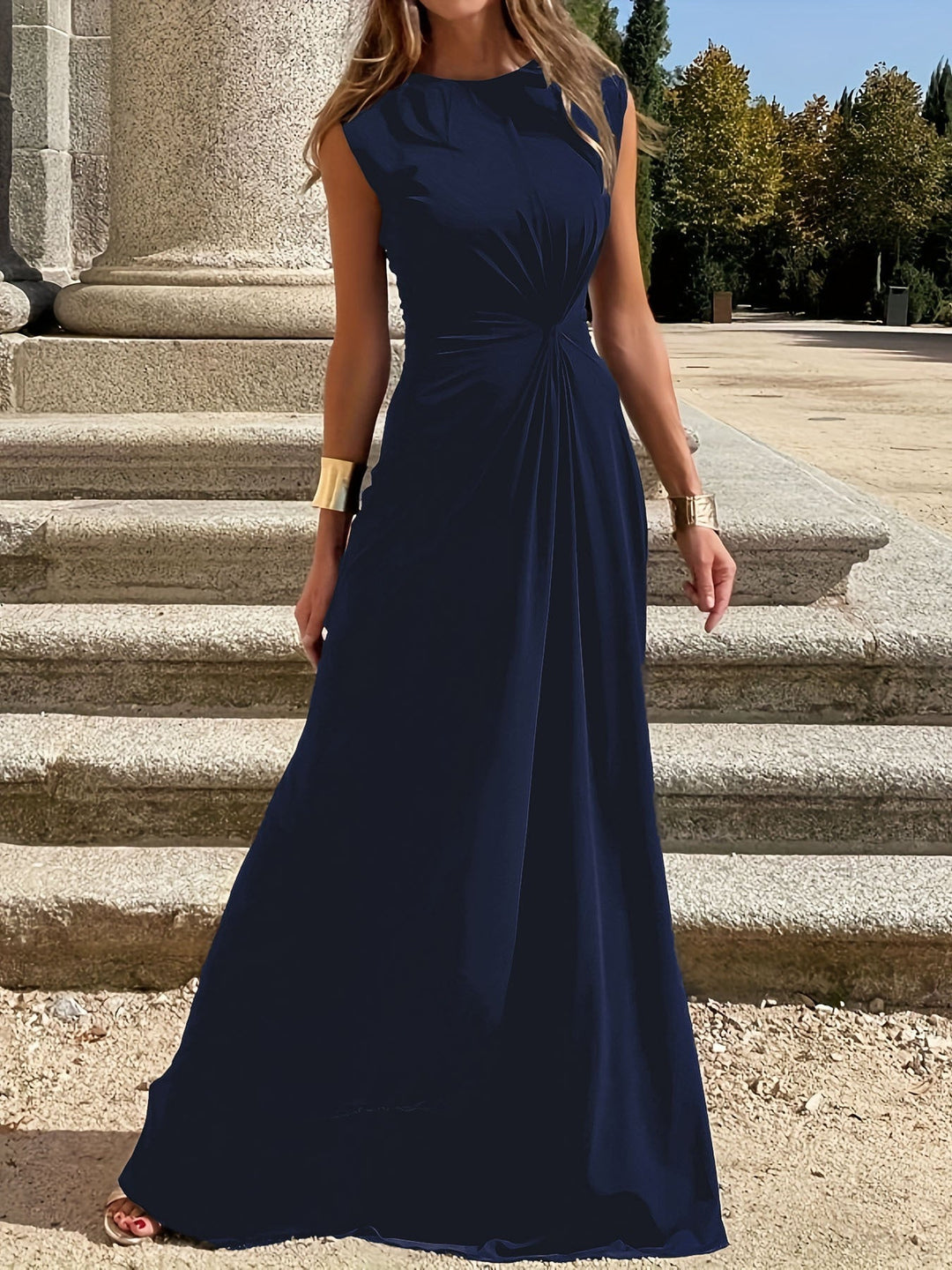 Liss Schlichtes Abendkleid mit hohem Ausschnitt und Raffung Foto 8