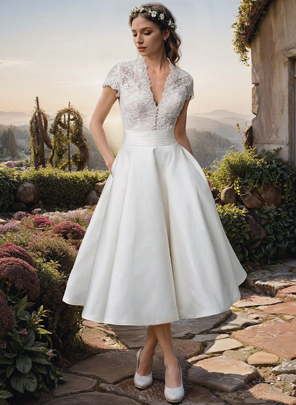 Paulina Romantisches Spitzenkleid mit V-Ausschnitt für Hochzeitsgäste Foto 1